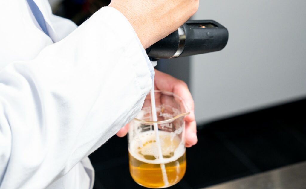 Analyse du taux d'alcool volumétrique avec appareil de précision